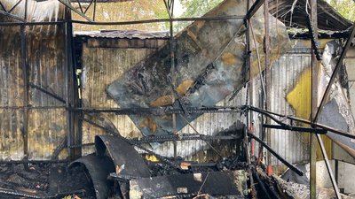 У Харкові на Салтівці сталася пожежа: горіли магазини — фото У Харкові на Салтівці сталася пожежа: горіли магазини — фото