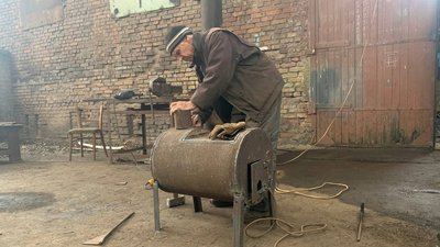 "Зараз йдуть дощі, сльота, треба обігрівати наших бійців". У Кривому Розі виготовляють буржуйки для ЗСУ "Зараз йдуть дощі, сльота, треба обігрівати наших бійців". У Кривому Розі виготовляють буржуйки для ЗСУ