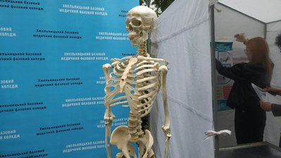 У наметі працівники медичної сфери розповідають людям про важливість дбати про здоров'я У наметі працівники медичної сфери розповідають людям про важливість дбати про здоров'я