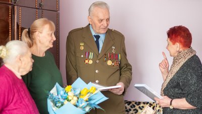 Роман Ванчура приймає вітання з нагоди 90-літнього ювілею Роман Ванчура приймає вітання з нагоди 90-літнього ювілею