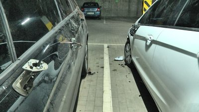 На паркінгу у Луцьку чоловік пошкодив дев'ять авто і заснув на капоті чужої машини На паркінгу у Луцьку чоловік пошкодив дев'ять авто і заснув на капоті чужої машини