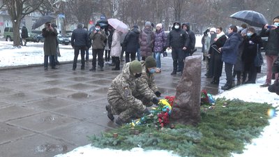 У Краматорську вшанували пам'ять загиблих під час обстрілу "Смерчем" У Краматорську вшанували пам'ять загиблих під час обстрілу "Смерчем"