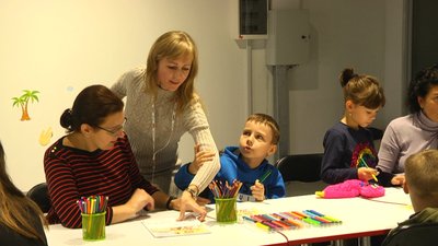 Діти-переселенці пишуть листа до Святого Миколая. 8 листопада 2022 рік