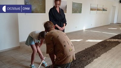 Посіяли пшеницю на підлозі виставкової зали: інсталяція харківської мисткині у Сумах Посіяли пшеницю на підлозі виставкової зали: інсталяція харківської мисткині у Сумах