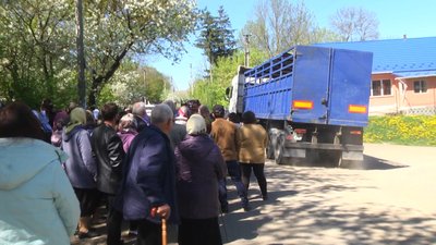 На Хмельниччині селяни скаржаться, що від руху вантажівок руйнуються їхні будинки