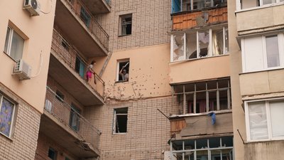 Удар дрона по багатоповерхівці у Херсоні