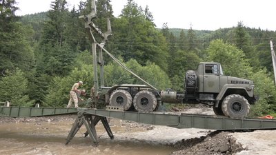Військові Закарпаття допомагають встановити дві переправи на Прикарпатті