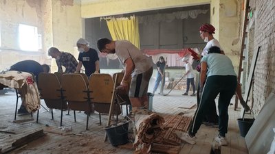На Кіровоградщині представники громадської організації відбудовують сільський будинок культури
