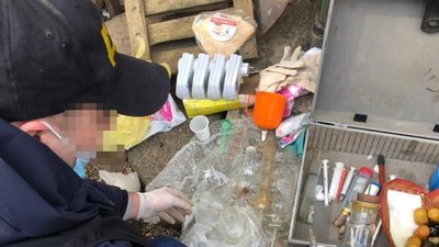 Нарколабораторія вдома: закарпатця підозрюють у виготовленні та продажі наркотиків Нарколабораторія вдома: закарпатця підозрюють у виготовленні та продажі наркотиків