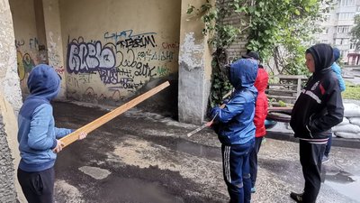 Скажіть слово "Паляниця": у луцькому дворі діти облаштували блокпост Скажіть слово "Паляниця": у луцькому дворі діти облаштували блокпост
