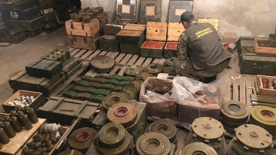 На Донбасі виявили схованку зі зброєю, боєприпасами та БТРом