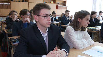 Шість тижнів вчились онлайн: черкаські школярі повернулися за парти Шість тижнів вчились онлайн: черкаські школярі повернулися за парти