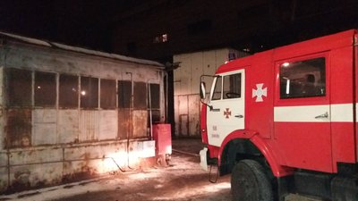 Харківські рятувальники понад сім годин гасили нічну пожежу на Зміївській ТЕС Харківські рятувальники понад сім годин гасили нічну пожежу на Зміївській ТЕС