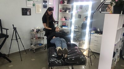В Ужгороді вимушені переселенки з Донеччини відкрили салон краси