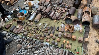 Боєприпаси та вибухівки. У археолога, який підірвався в лісі на Буковині, знайшли арсенал гранат Боєприпаси та вибухівки. У археолога, який підірвався в лісі на Буковині, знайшли арсенал гранат