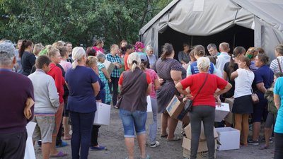 Люди у черзі за отриманням курчат, 9 жовтня 2023 року Люди у черзі за отриманням курчат, 9 жовтня 2023 року