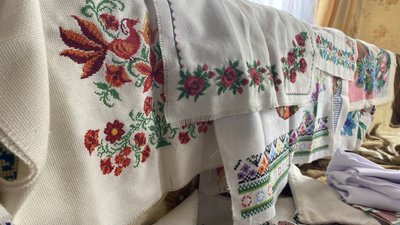 Вишивати почала раніше, ніж читати: черкащанка продемонструвала свої вишиті роботи
