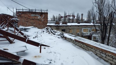 Попри негоду: у Миколаєві усувають пошкодження внаслідок атаки по місту Попри негоду: у Миколаєві усувають пошкодження внаслідок атаки по місту