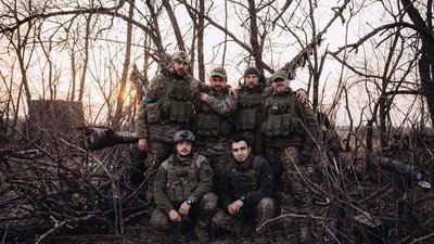 Військовий із побратимами Військовий із побратимами