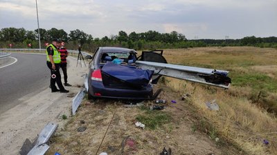 Під Полтавою легковик зіткнувся із відбійником, є загиблі Під Полтавою легковик зіткнувся із відбійником, є загиблі