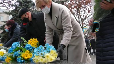 День Соборності: херсонці поклали квіти до пам'ятника Тарасу Шевченку День Соборності: херсонці поклали квіти до пам'ятника Тарасу Шевченку
