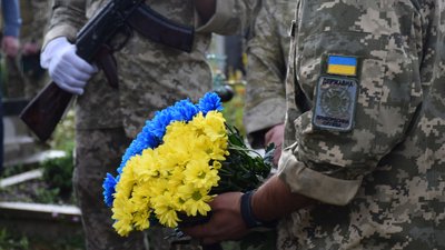 На Мукачівщині попрощалися з полеглим на війні прикордонником Василем Якимом На Мукачівщині попрощалися з полеглим на війні прикордонником Василем Якимом