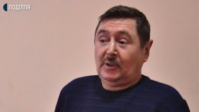 Анатолій, каже: працює наразі оператором з відчистки зерна