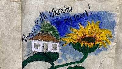 У Чернівцях учні продають патріотичні екоторбинки. Частину грошей віддають на потреби ЗСУ У Чернівцях учні продають патріотичні екоторбинки. Частину грошей віддають на потреби ЗСУ