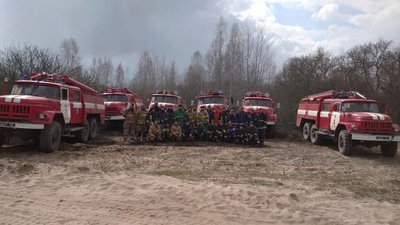 Півтори доби тернопільські рятувальники допомагали гасити лісові пожежі на Житомирщині