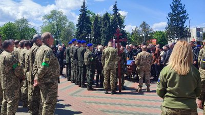 Казав: "Все буде Україна". У Черкасах попрощалися із загиблим тероборонівцем Казав: "Все буде Україна". У Черкасах попрощалися із загиблим тероборонівцем