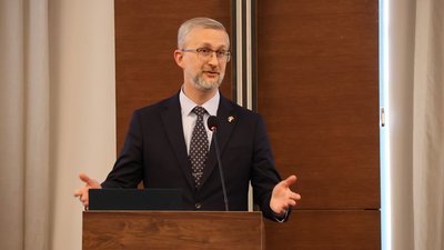 Наріман Джелял під час Щорічних зборів Європейської федерації журналістів EFJ