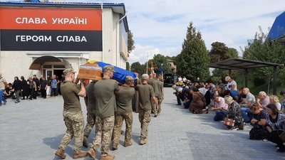В останню путь загиблого Юрія Заремського проводжали навколішках, 7 вересня 2023, Хмельницький