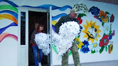 Стрижавські "павучки": понад 300 маскувальних сіток сплели волонтери з Вінниччини Стрижавські "павучки": понад 300 маскувальних сіток сплели волонтери з Вінниччини