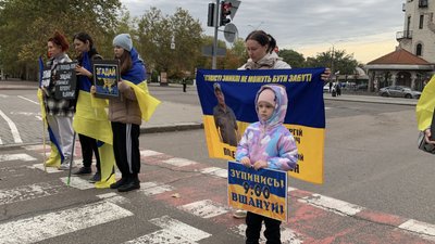 Люди під час хвилини мовчання у Миколаєві