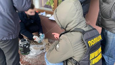 У Хмельницькому затримали чоловіка з партією психотропних речовин на пів мільйона гривень