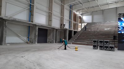 Арену Палацу спорту миють та пилососять