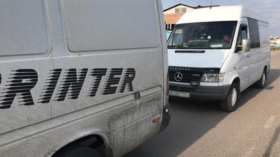 З РФ через Україну проїхали дві колони авто з іноземцями - прикордонники З РФ через Україну проїхали дві колони авто з іноземцями - прикордонники
