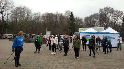 Учасники заняття зі скандинавської ходьби вивчають порядок рухів. Учасники заняття зі скандинавської ходьби вивчають порядок рухів.