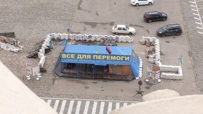 Волонтери поміняли прапор на будівлі ОДА у Харкові — фото