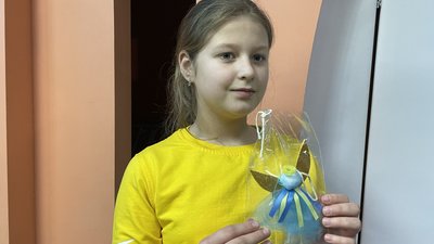 Окопні свічки та ляльки для ЗСУ. У Миколаєві організували дитячий майстер-клас Окопні свічки та ляльки для ЗСУ. У Миколаєві організували дитячий майстер-клас