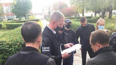 Директора одного з комунальних підприємств Хмельниччини підозрюють у хабарництві