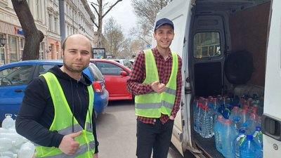 Допомагаємо тим, чим можемо. Одесити відправили до Миколаєва понад 100 тонн вод Допомагаємо тим, чим можемо. Одесити відправили до Миколаєва понад 100 тонн вод