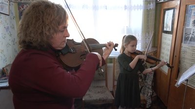 Марія Семиліт займається зі своєю вчителькою Людмилою Бурлакою
