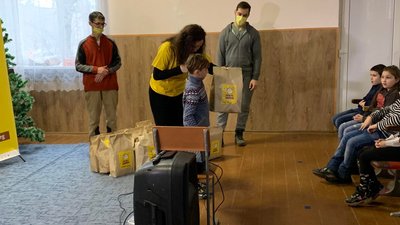 “Пакет добра”. Криворізькі волонтери зібрали подарунки для дітей з інтернатів