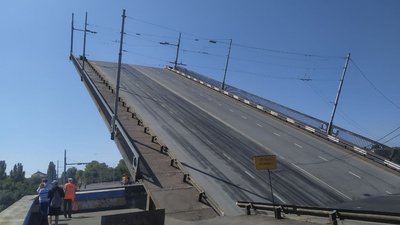 У Миколаєві розвели мости: акваторію суднобудівного заводу покинув катер "Прилуки"