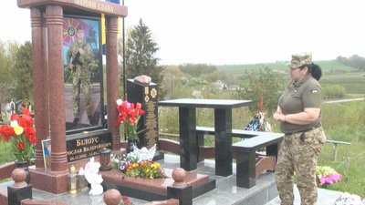 Щодня свій ранок Тетяна Павлюк розпочинає із кладовища, де рік тому поховала наймолодшого сина, котрий загинув на війні. Щодня свій ранок Тетяна Павлюк розпочинає із кладовища, де рік тому поховала наймолодшого сина, котрий загинув на війні.