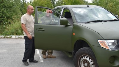 Пікап для ЗСУ: освітяни однієї з громад Житомирщини передали військовим автомобіль