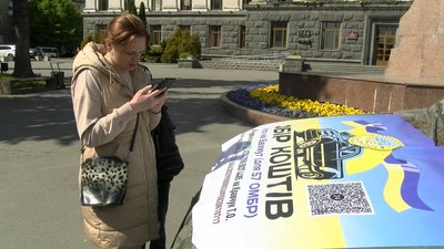 У центрі Луцька волонтери поставили обстріляне під Бахмутом авто У центрі Луцька волонтери поставили обстріляне під Бахмутом авто