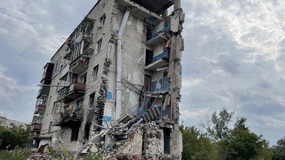 Ізюм, зруйнований будинок на Першотравневій Ізюм, зруйнований будинок на Першотравневій