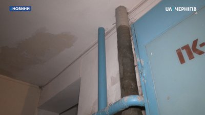У Чернігові через забиті дощові стоки затопило перший поверх багатоповерхівки У Чернігові через забиті дощові стоки затопило перший поверх багатоповерхівки